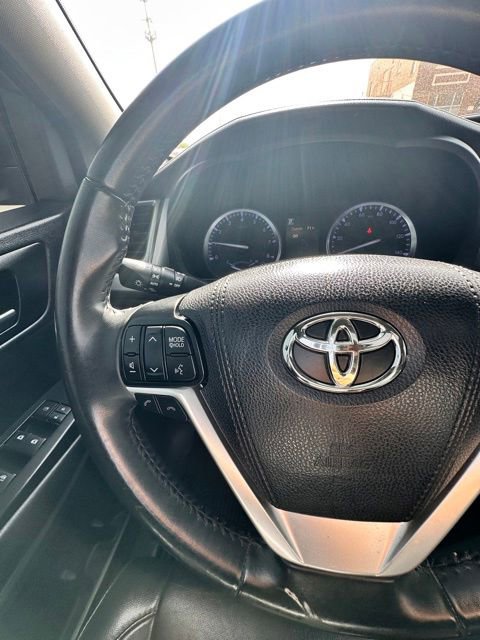 Used 2019 Toyota Highlander XLE FWD image 16