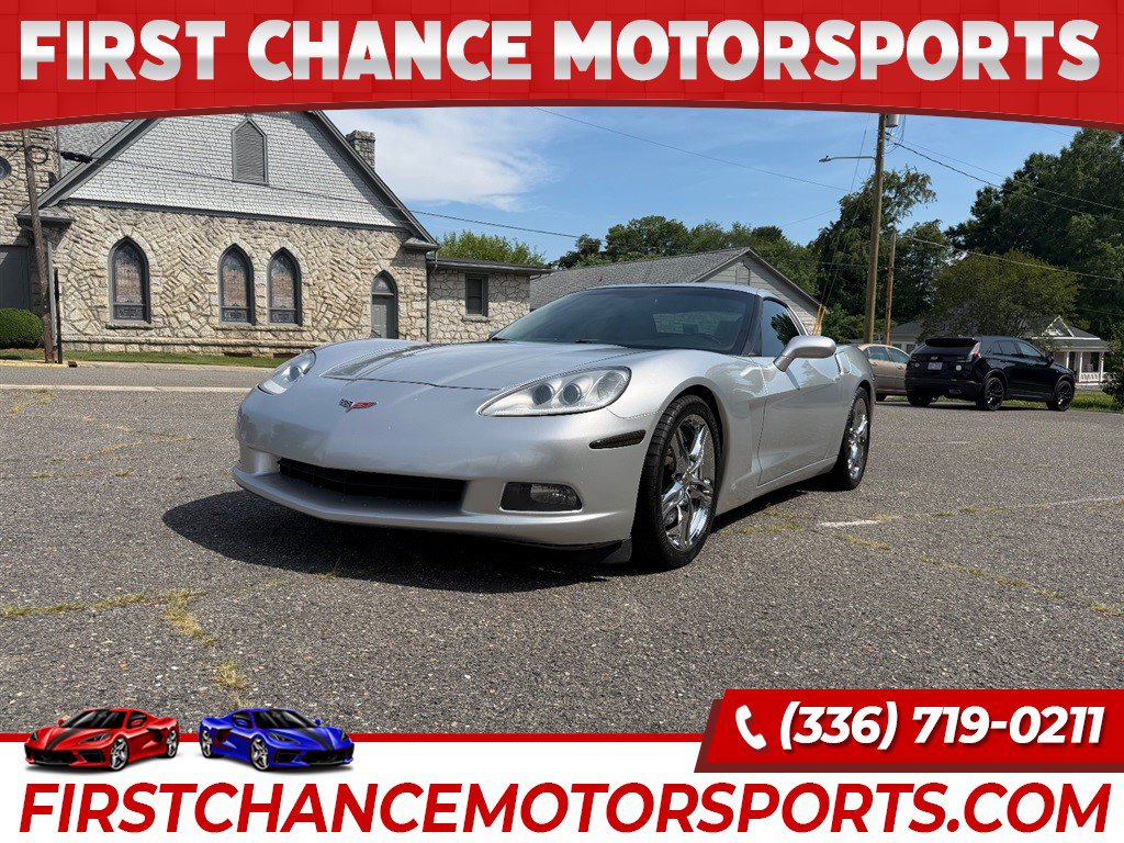 Used 2009 Chevrolet Corvette Coupe w/ Z51 Performance Package RWD image 1