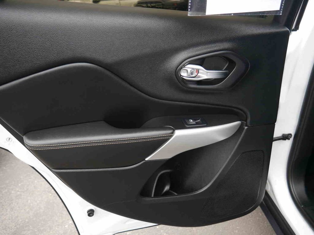 Used 2018 Jeep Cherokee Latitude Plus image 13