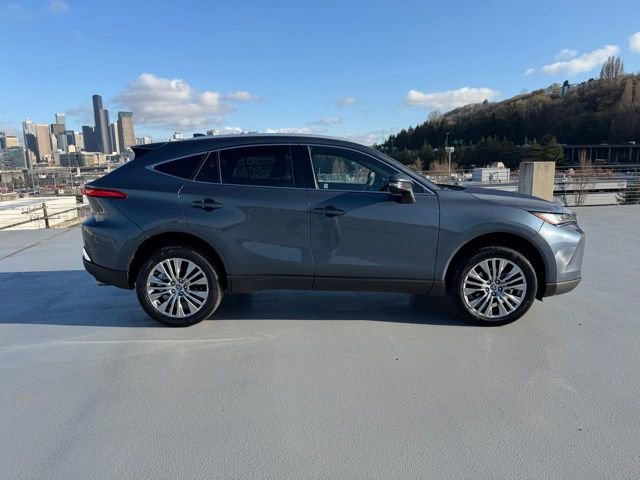 Used 2023 Toyota Venza XLE image 2