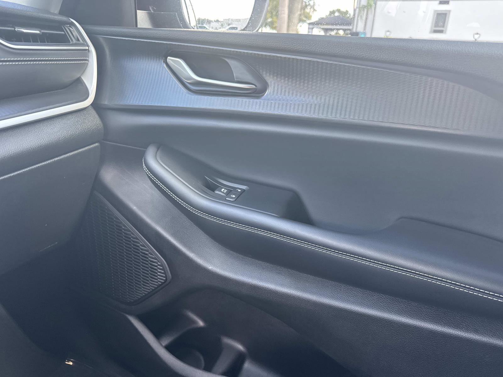 Used 2023 Jeep Grand Cherokee Laredo image 19