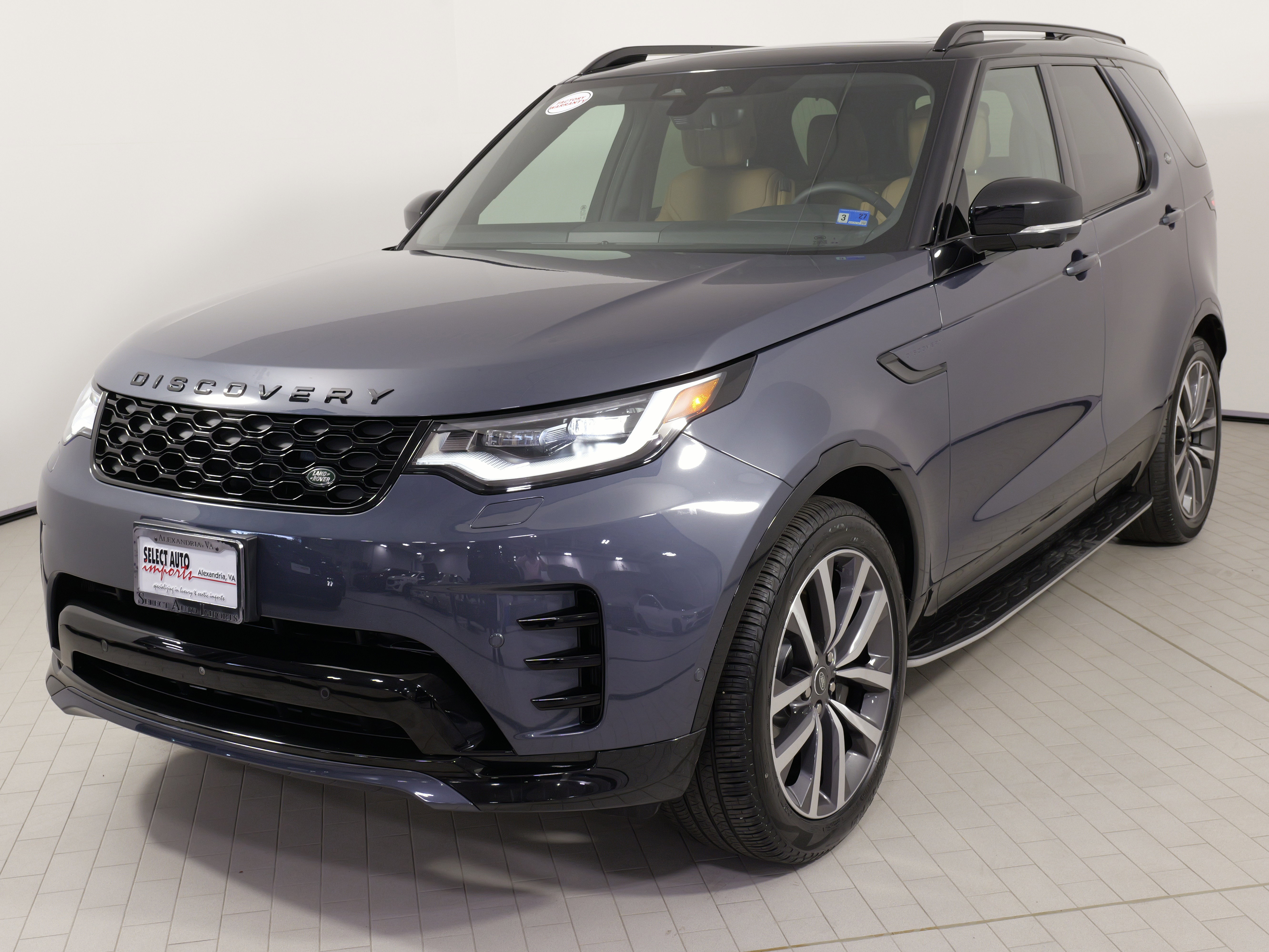 Used 2024 Land Rover Discovery Dynamic SE image 4