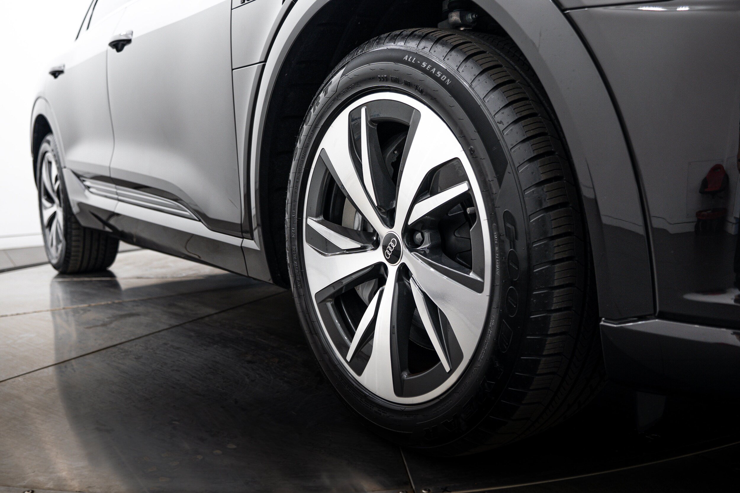 Certified 2024 Audi Q8 e-tron Premium AWD/4WD image 22