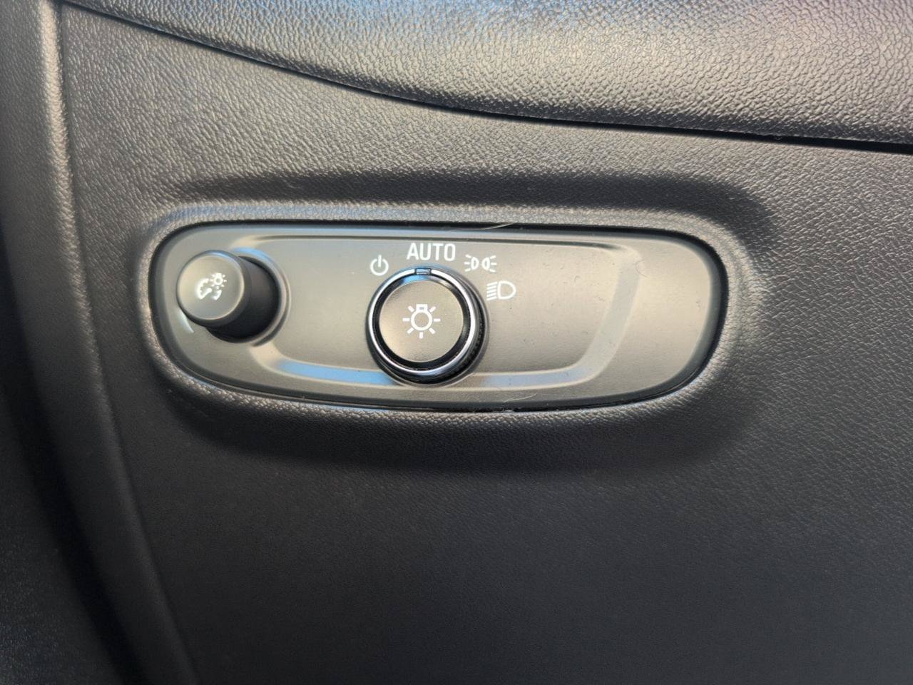 Used 2019 Chevrolet Equinox LS w/ LS Convenience Package FWD image 19