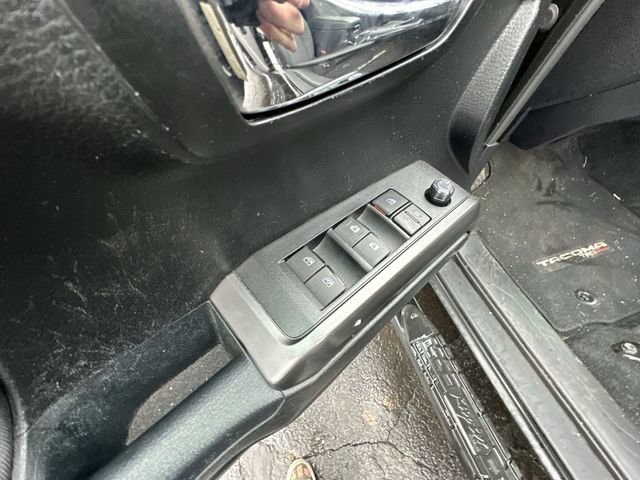 Used 2017 Toyota Tacoma TRD Sport w/ Premium & Technology Package image 18