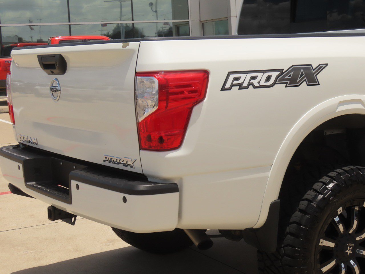 Used 2017 Nissan Titan PRO-4X w/ Pro-4x Convenience Package AWD/4WD image 12