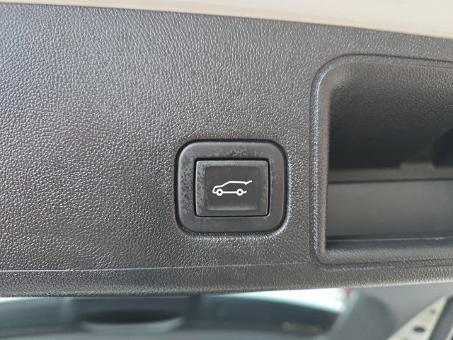 Used 2024 GMC Terrain SLE w/ Driver Convenience Package image 13