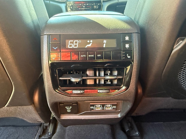 Used 2023 Jeep Grand Cherokee L Limited w/ Luxury Tech Group II image 17