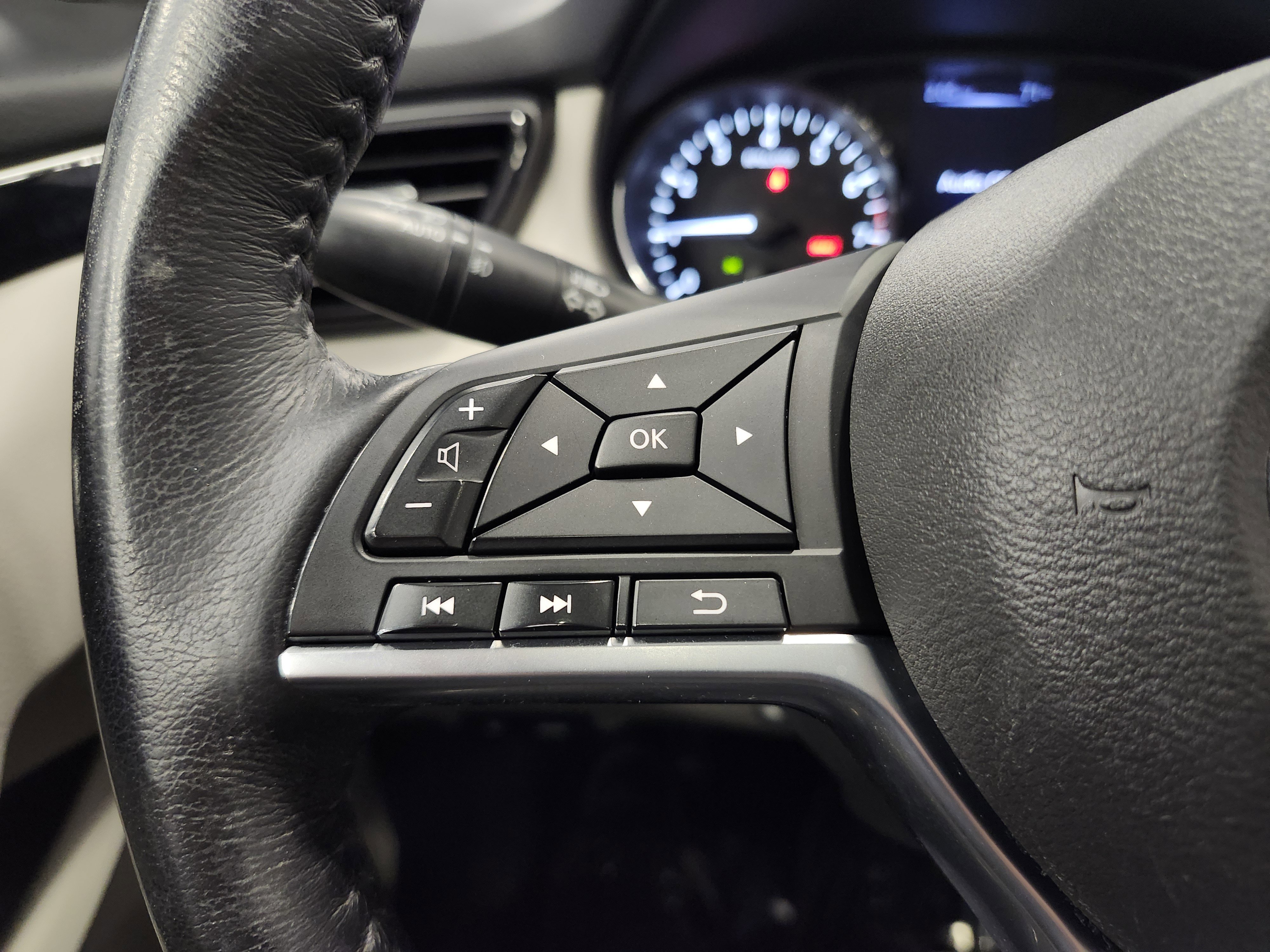 Used 2018 Nissan Rogue Sport SL w/ SL Premium Package image 11