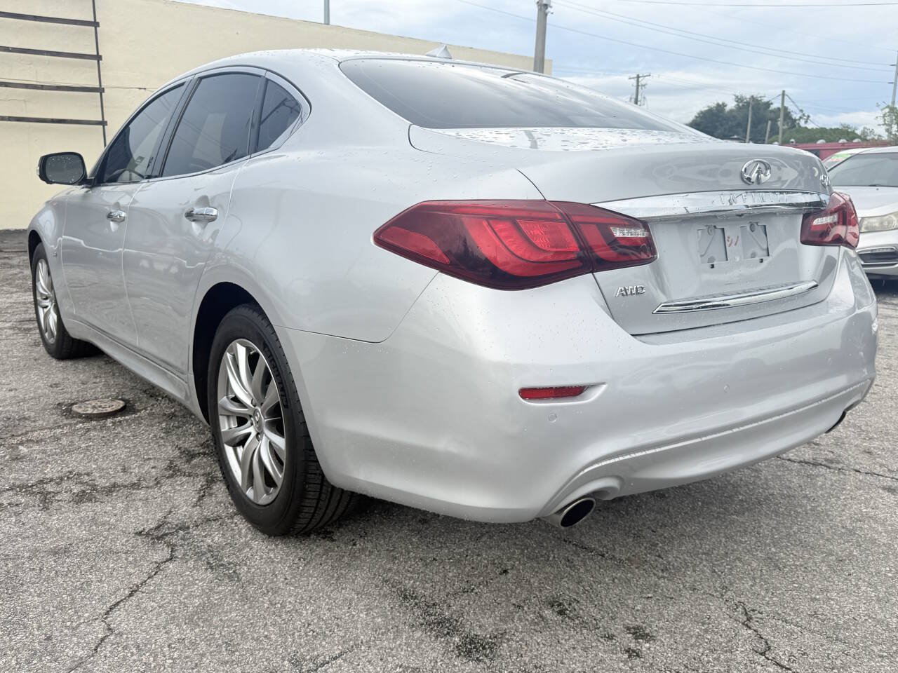 Used 2018 INFINITI Q70 Luxe AWD/4WD image 6