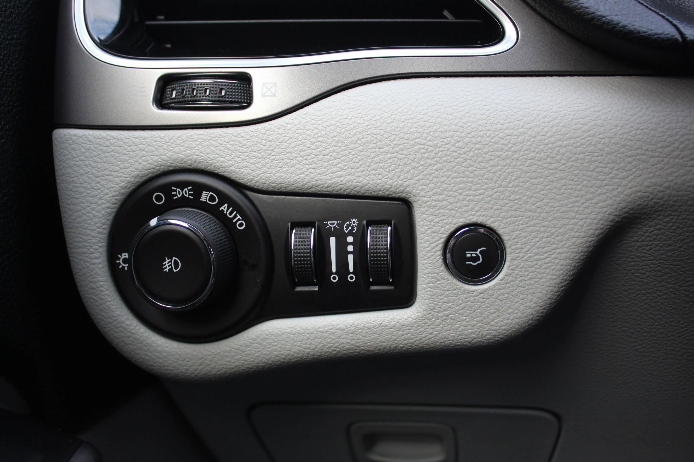 Used 2019 Jeep Cherokee Limited image 24