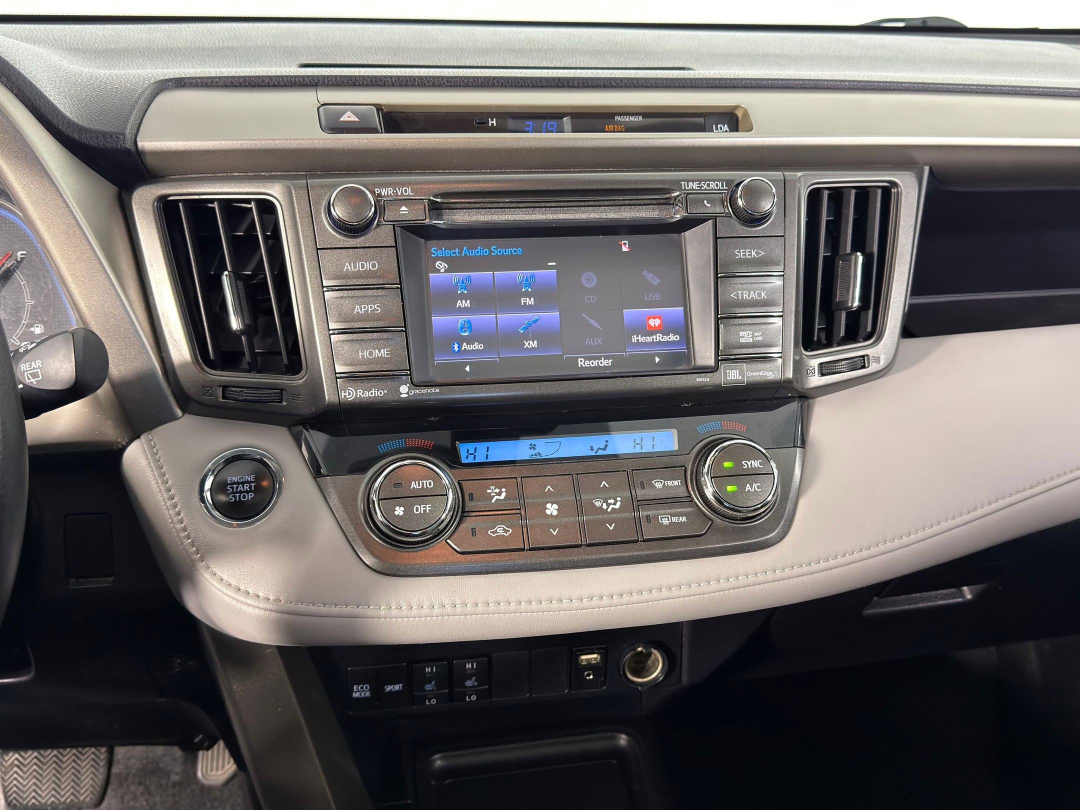 Used 2014 Toyota RAV4 Limited image 29