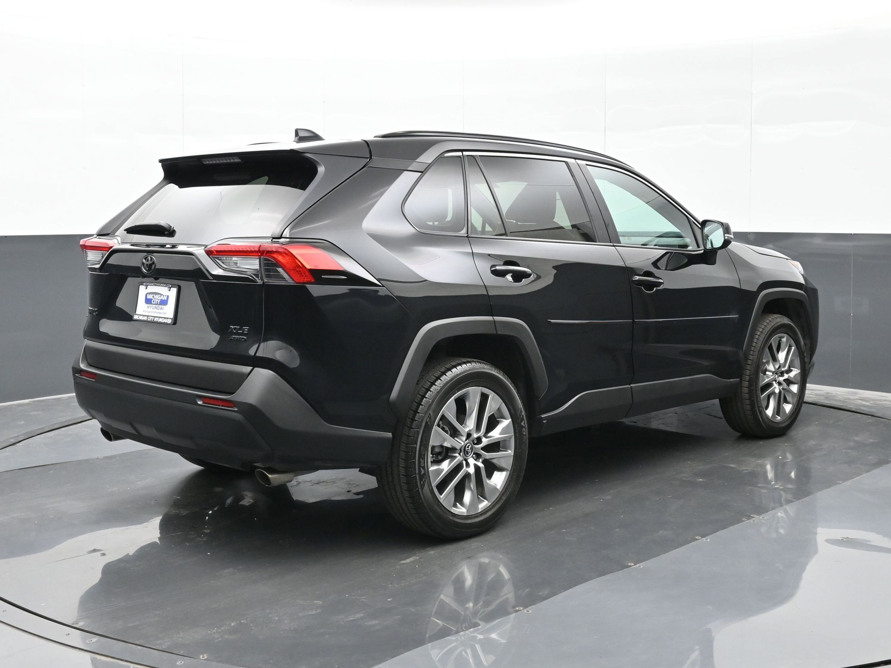 Used 2019 Toyota RAV4 XLE Premium image 8