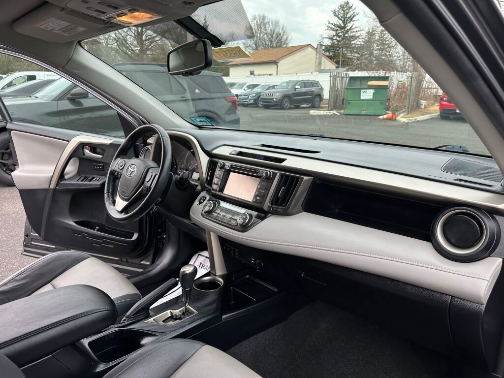 Used 2015 Toyota RAV4 Limited image 28