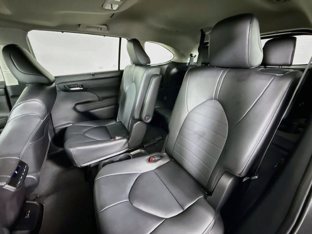 Used 2024 Toyota Highlander XLE FWD image 23