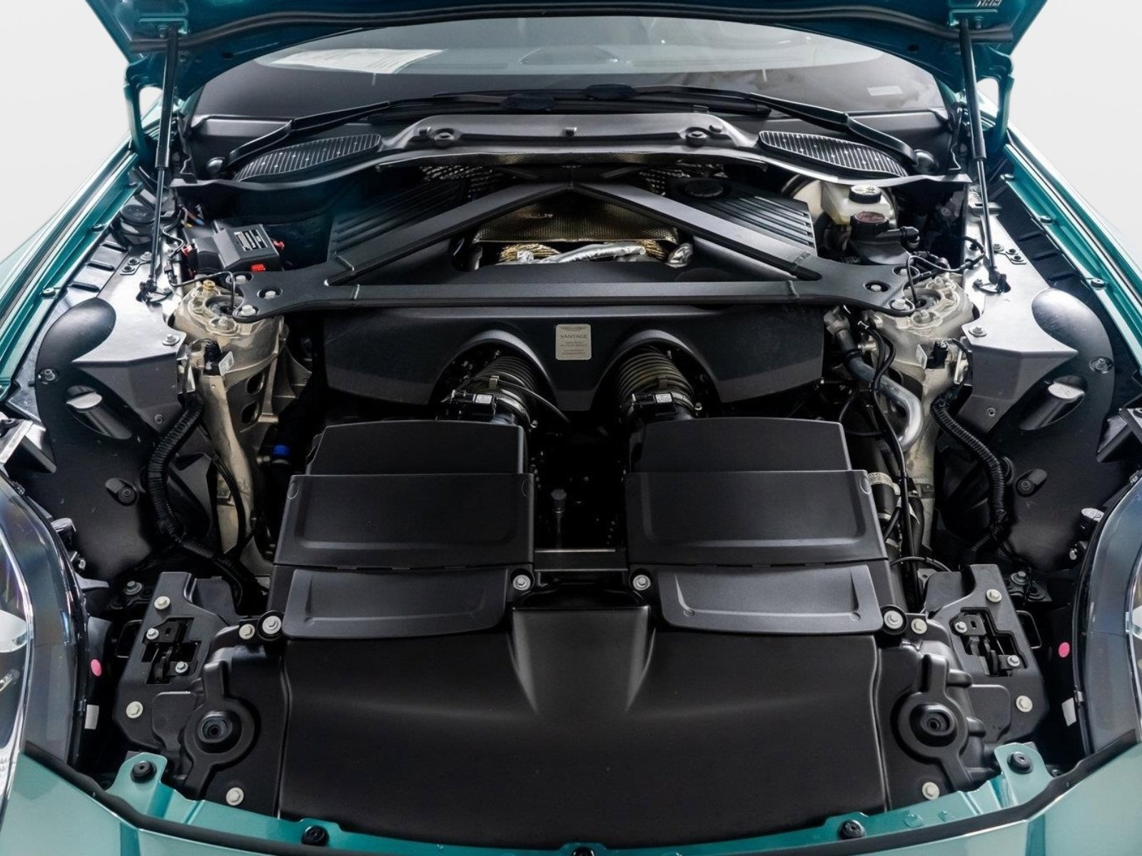 Used 2025 Aston Martin V8 Vantage Coupe image 52