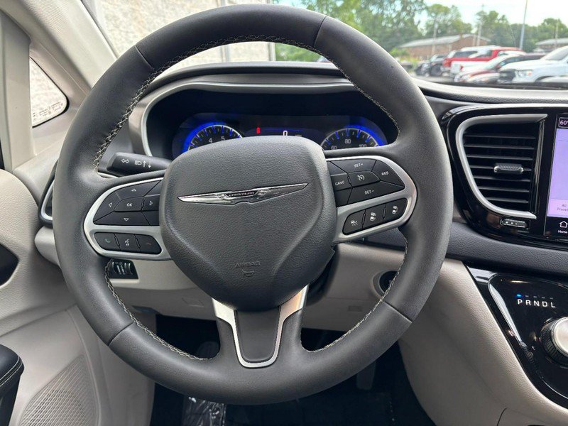 Used 2024 Chrysler Pacifica Touring-L FWD image 16