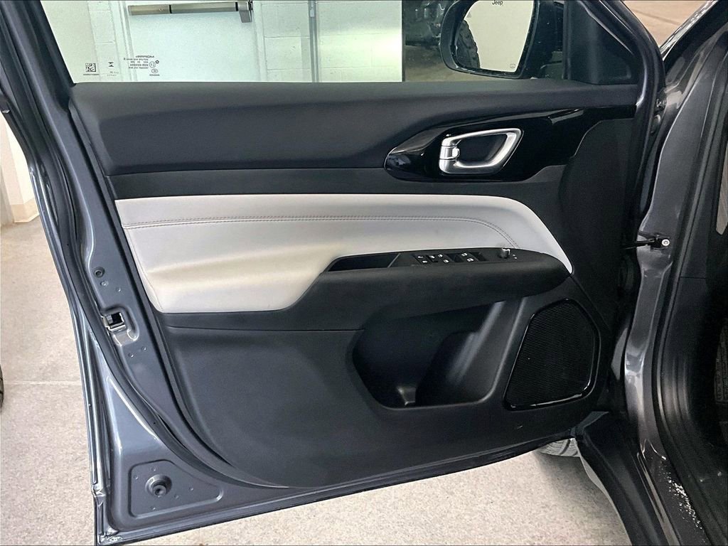 Used 2024 Jeep Compass Limited image 9