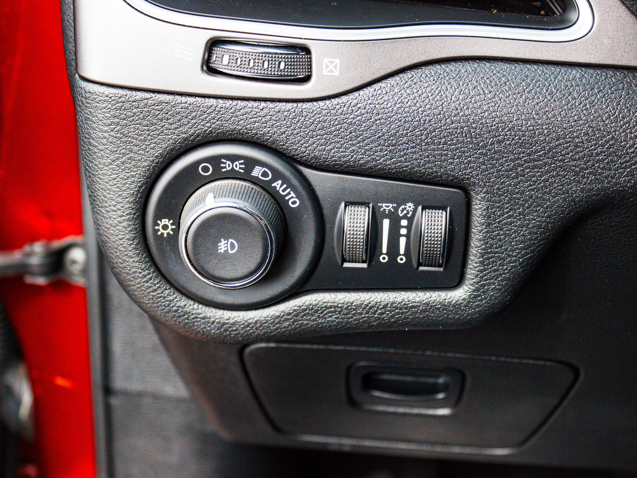Used 2019 Jeep Cherokee Latitude Plus FWD image 10