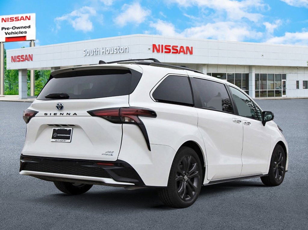 Used 2023 Toyota Sienna XSE image 4