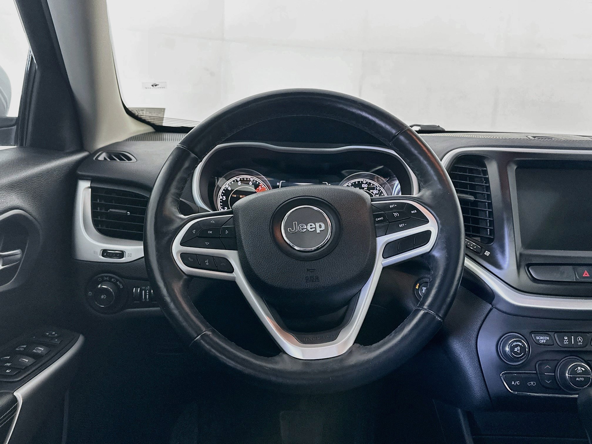 Used 2018 Jeep Cherokee Latitude Plus w/ Comfort/Convenience Group AWD/4WD image 17