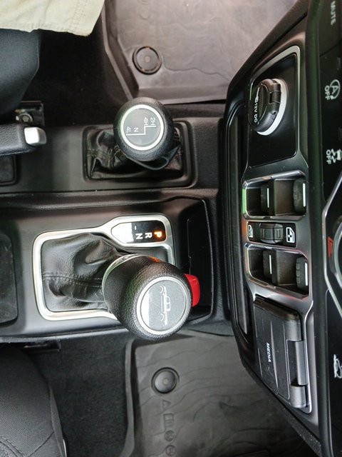 Used 2022 Jeep Gladiator Sport AWD/4WD image 38