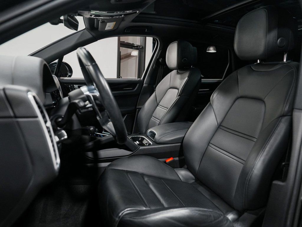 Used 2023 Porsche Cayenne w/ Premium Package image 29