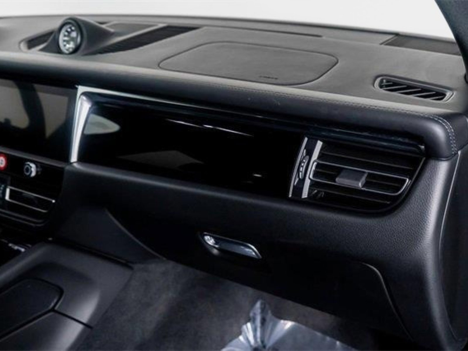 Used 2025 Porsche Macan Turbo AWD/4WD image 54