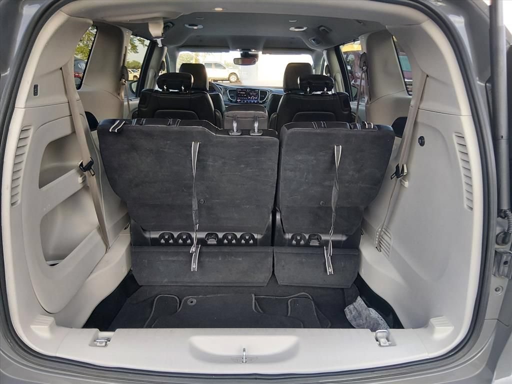 Used 2023 Chrysler Pacifica Touring-L FWD image 16