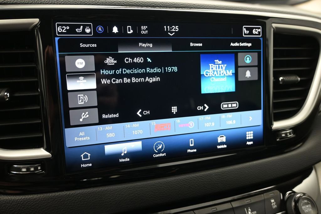 Used 2023 Chrysler Pacifica Touring-L FWD image 17