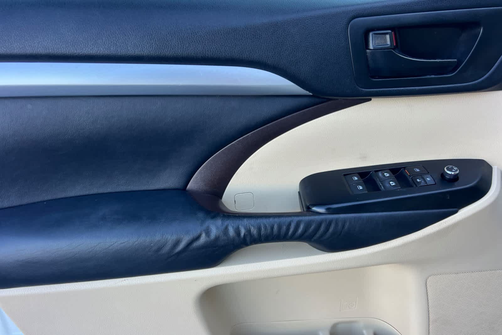 Used 2014 Toyota Highlander Plus FWD image 12