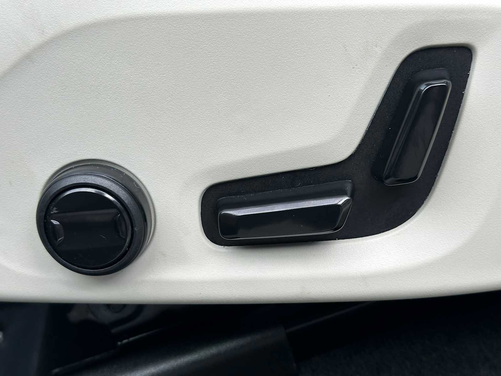 Certified 2024 Volvo XC60 T8 Plus w/ Protection Package Premier image 22