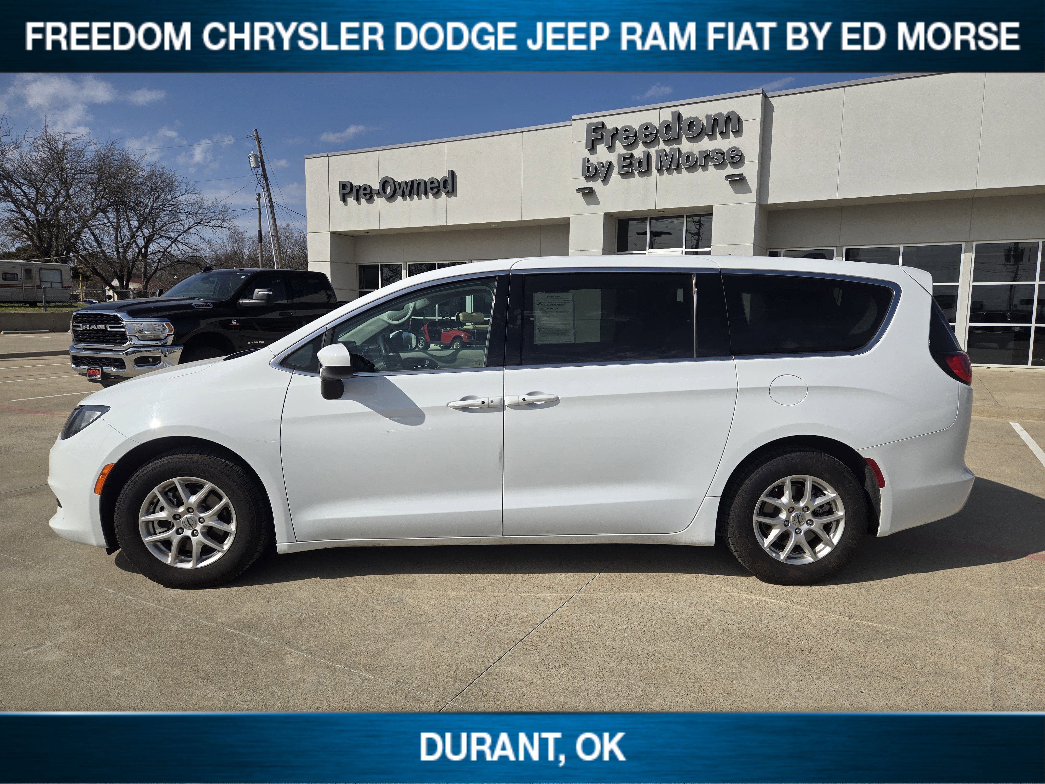 Used 2023 Chrysler Voyager LX image 3