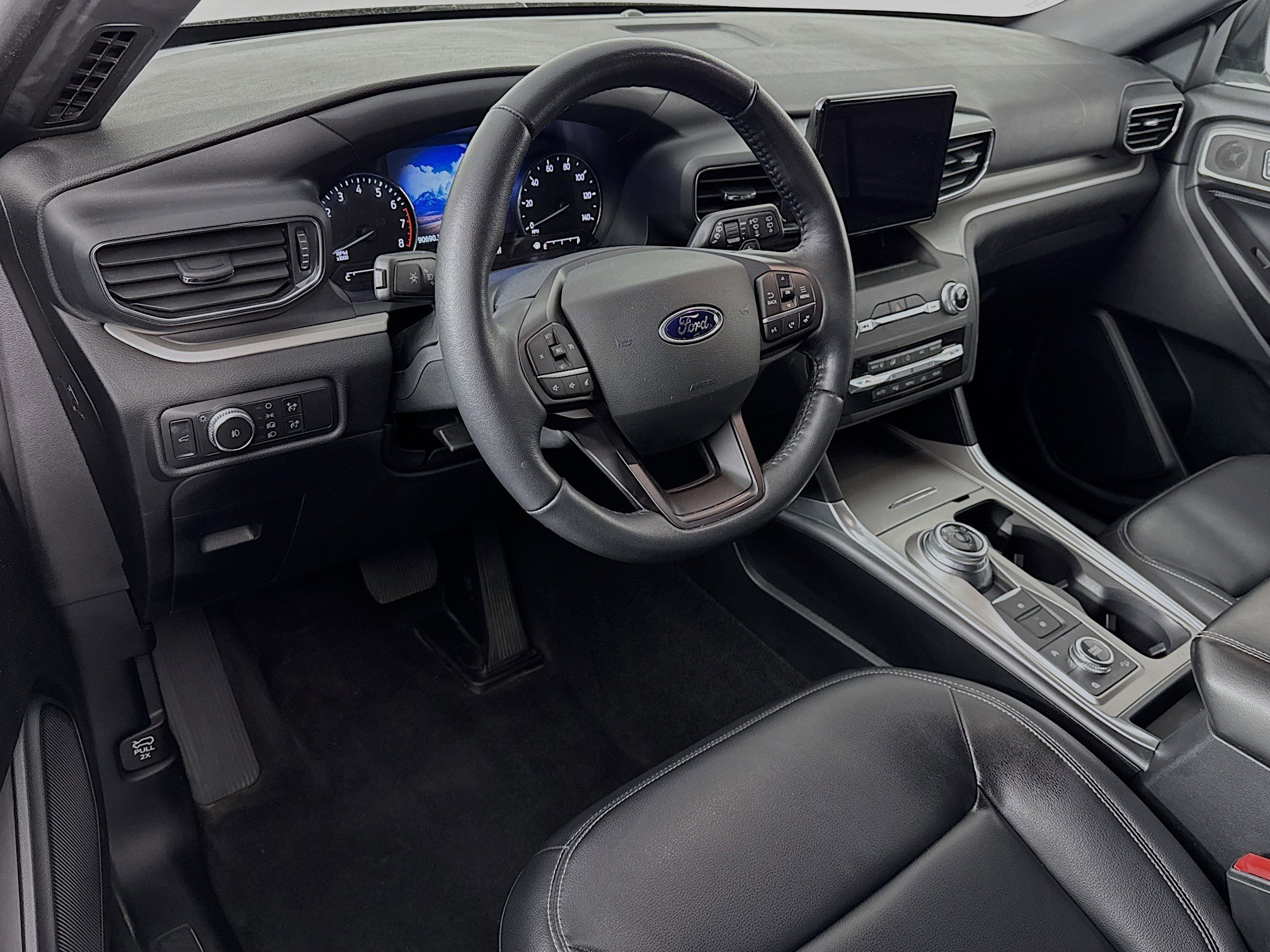 Used 2020 Ford Explorer XLT w/ Equipment Group 202A AWD/4WD image 9
