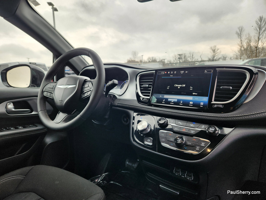 Used 2024 Chrysler Pacifica Touring image 42