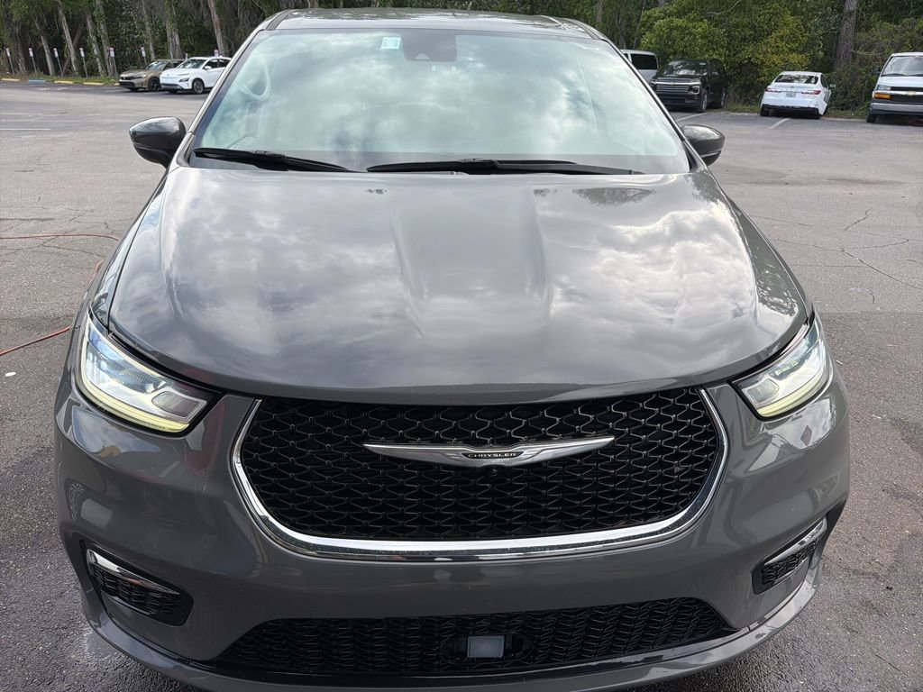 Used 2023 Chrysler Pacifica Touring-L image 4