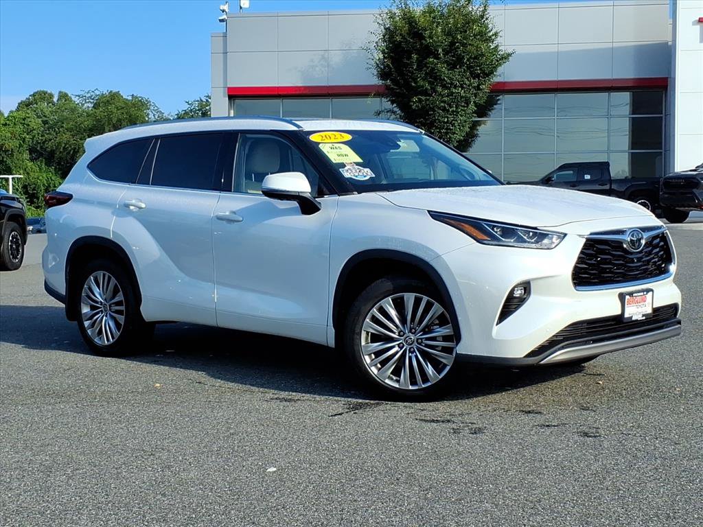 Used 2023 Toyota Highlander Platinum AWD/4WD image 2