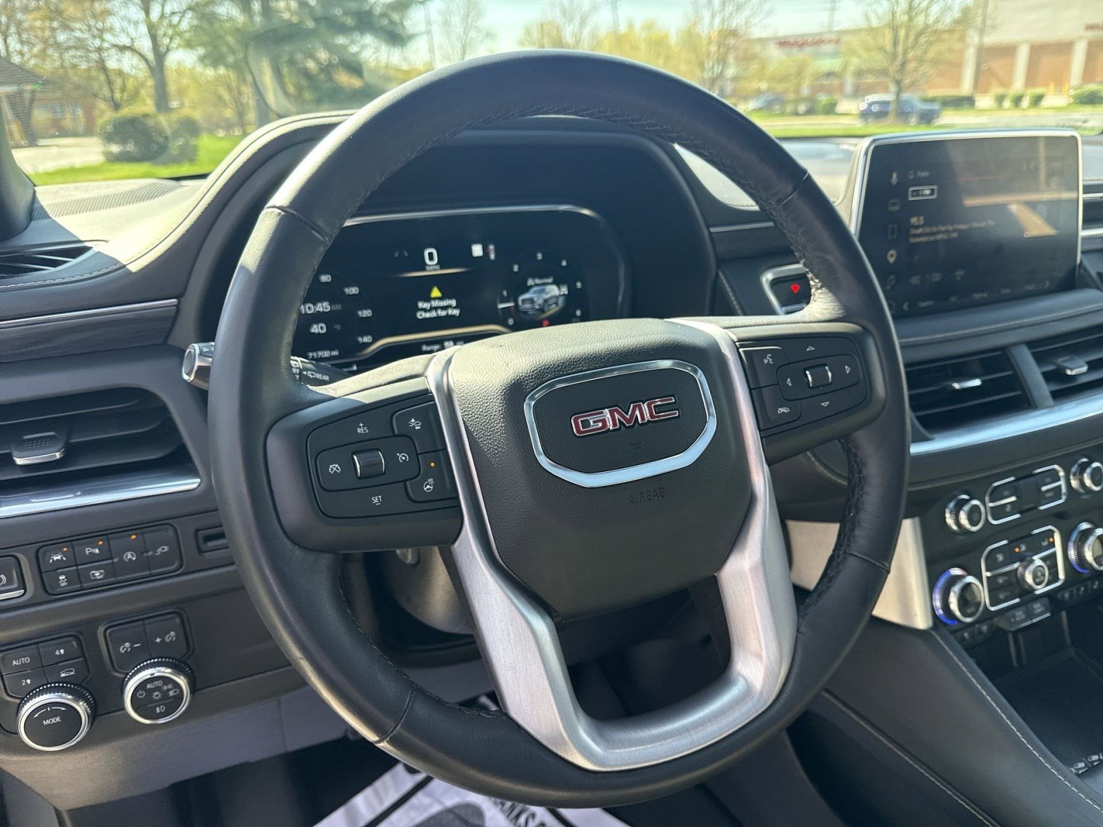 Used 2022 GMC Yukon SLT w/ SLT Premium Package image 16