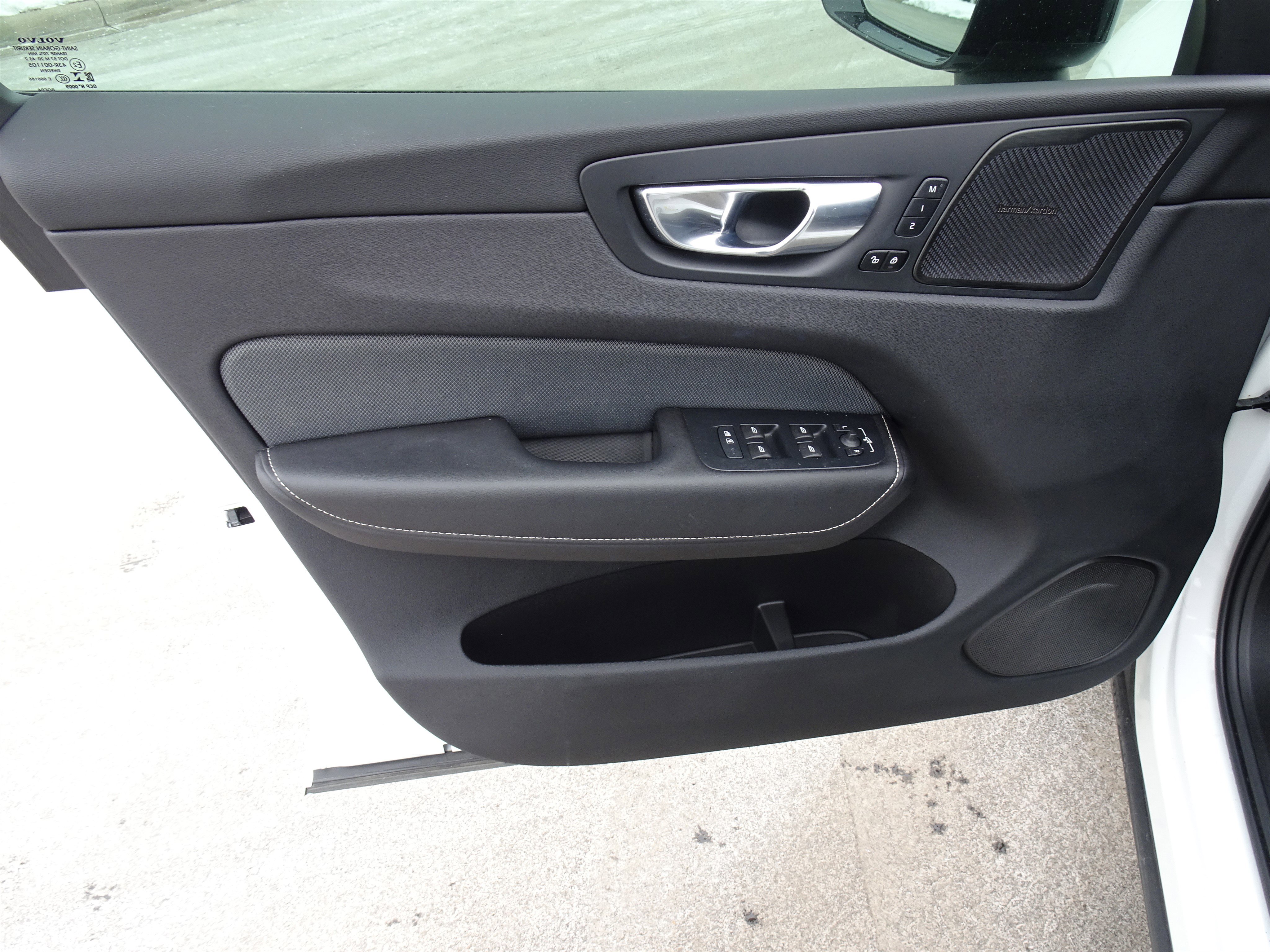 Used 2022 Volvo XC60 B6 R-Design w/ Advanced Package image 16