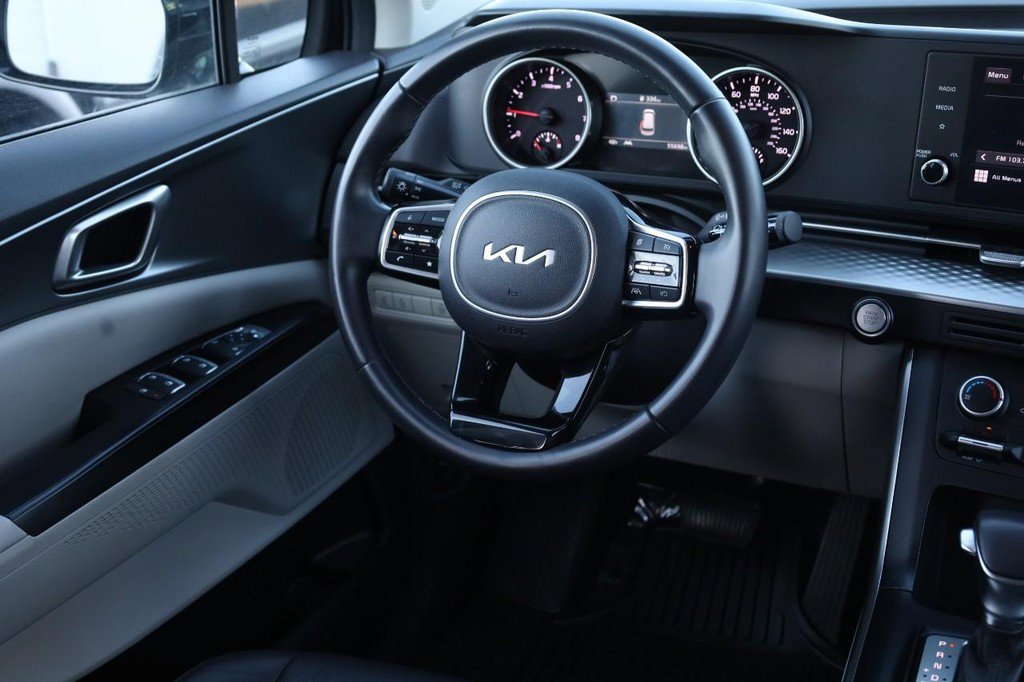 Used 2024 Kia Carnival LX image 25