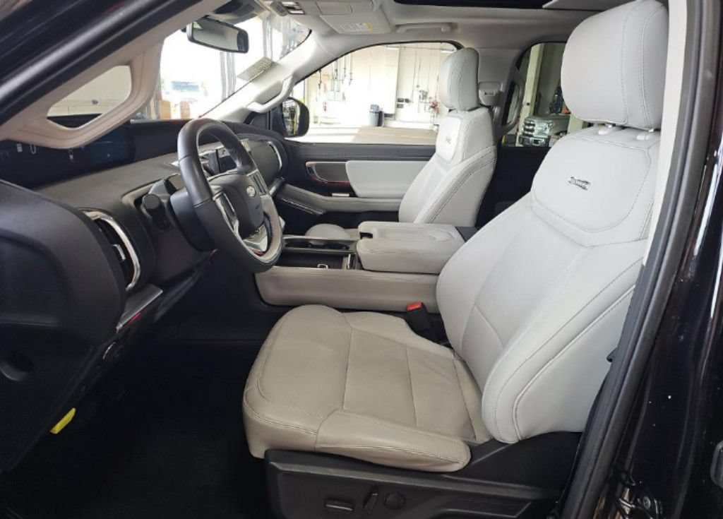 Used 2025 Ford Expedition Max Platinum AWD/4WD image 5