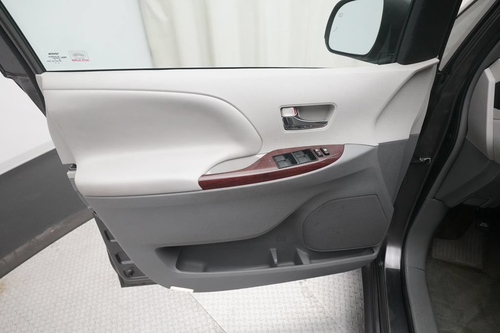 Used 2014 Toyota Sienna XLE FWD image 28