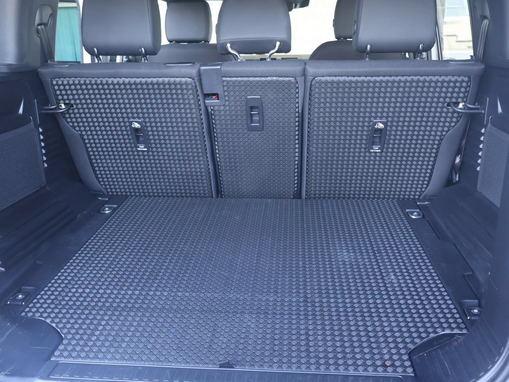 Used 2025 Land Rover Defender 110 S AWD/4WD image 32
