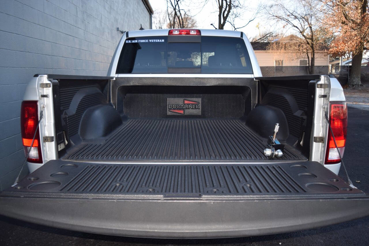 Used 2019 RAM 1500 Classic SLT w/ Luxury Group image 13