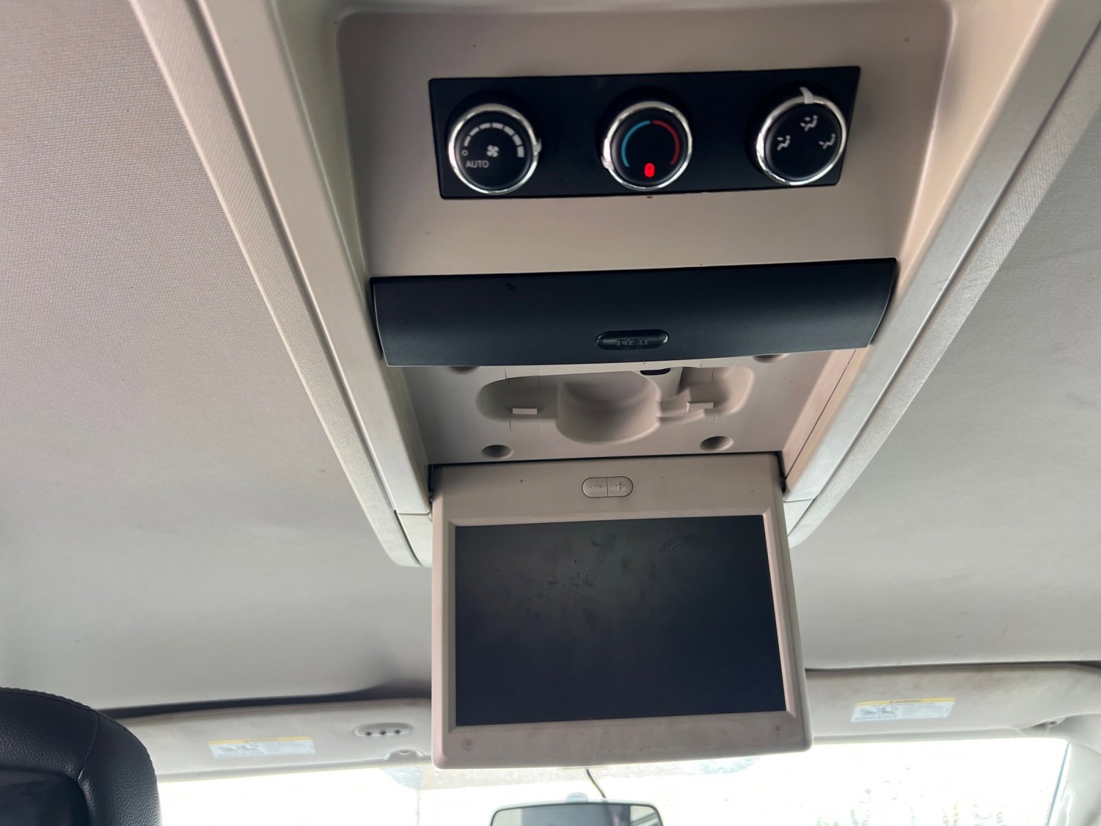 Used 2015 Chrysler Town & Country Touring image 29