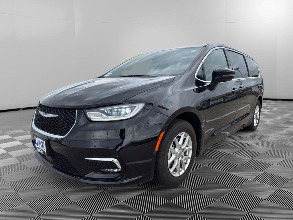 Used 2025 Chrysler Pacifica Select
