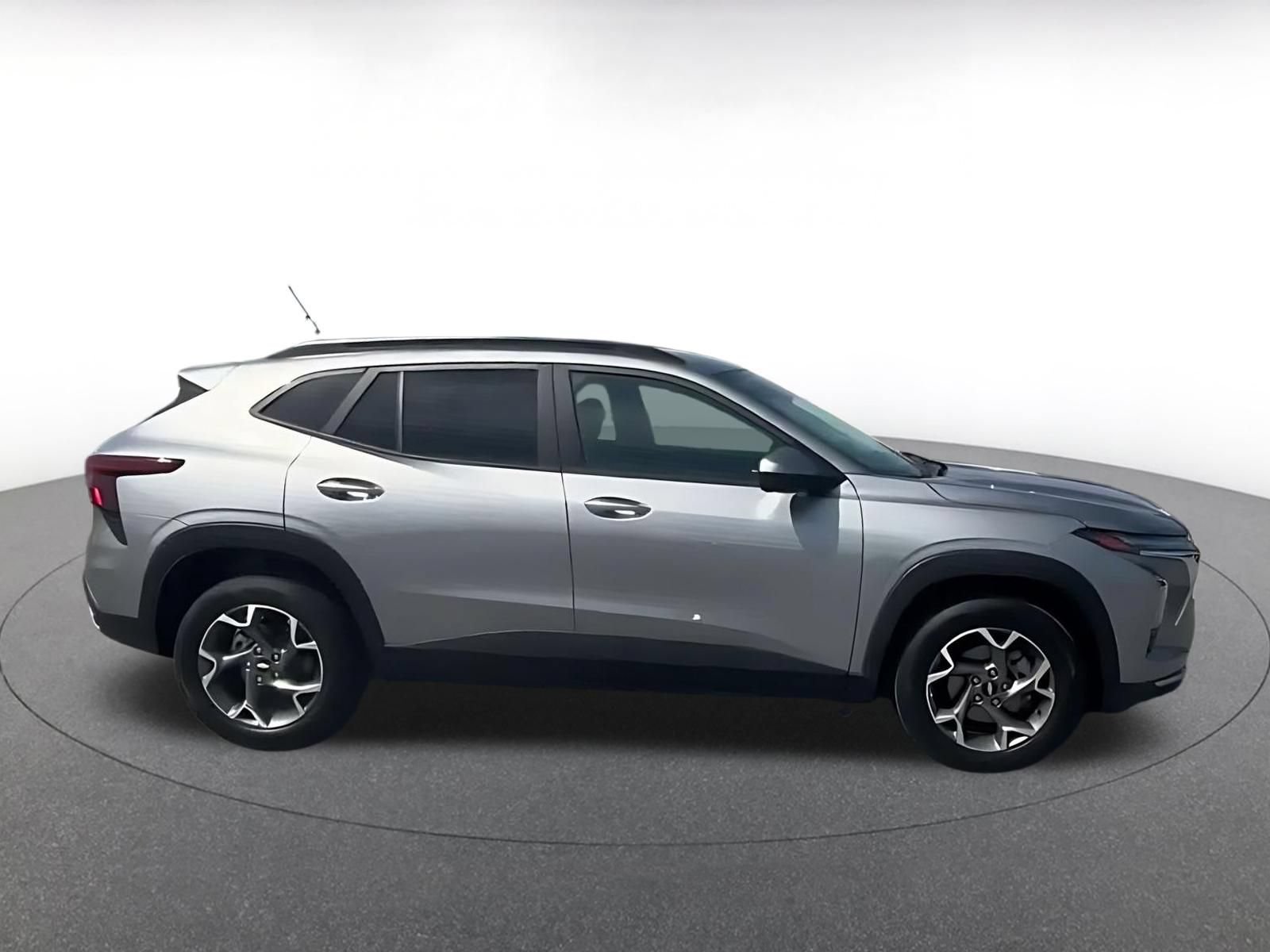 Used 2025 Chevrolet Trax LT FWD image 15
