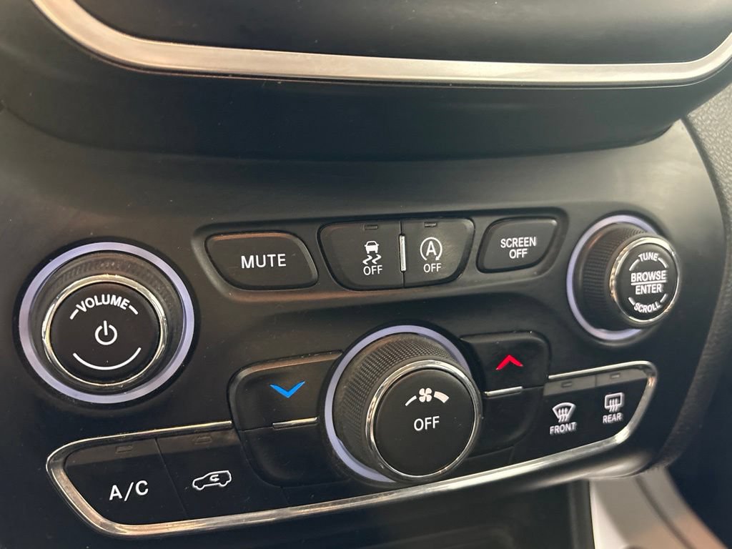 Used 2019 Jeep Cherokee Latitude w/ Cold Weather Group AWD/4WD image 22