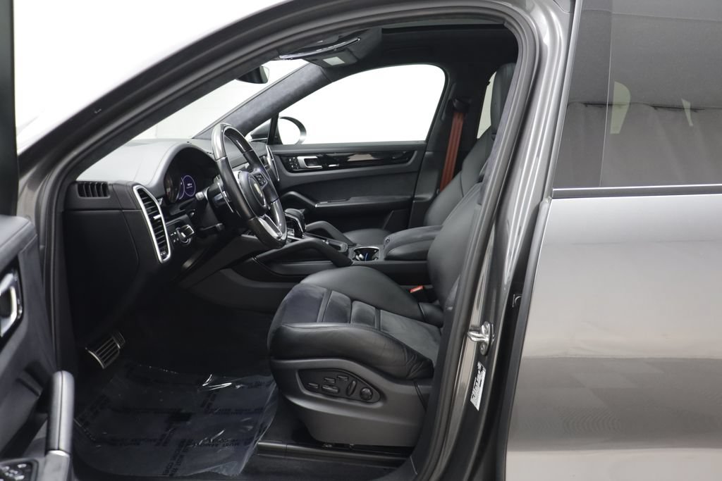 Used 2023 Porsche Cayenne GTS w/ Premium Package AWD/4WD image 5