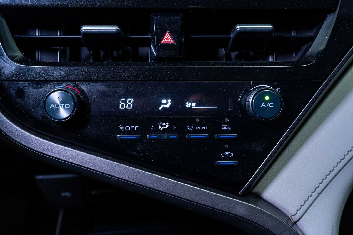 Used 2021 Toyota Camry SE w/ Convenience Package FWD image 6